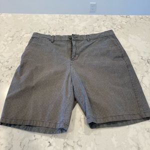 Mens dressy Old Navy ultimate slim built in flex, gray short w/ dot pattern